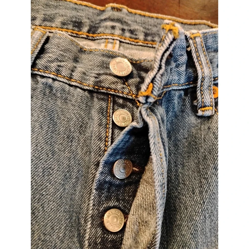 Levis 501 Original Fit Mens Jeans 32x32 Medium Wash Blue Straight Leg Button Fly